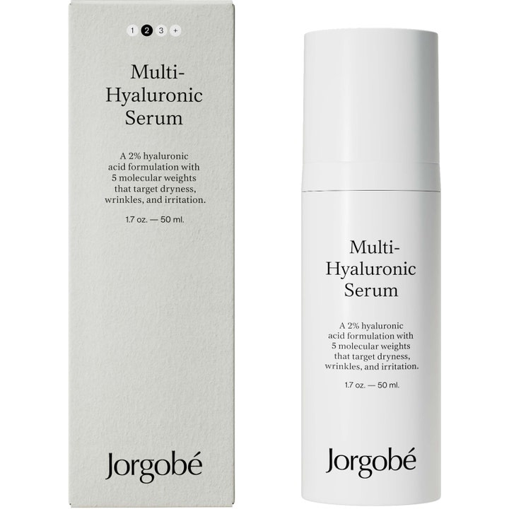Jorgobé Multi-Hyaluronic Serum 50 ml fuktighetsgivende ansiktsserum i hvit pumpeflaske og lys grå eske.