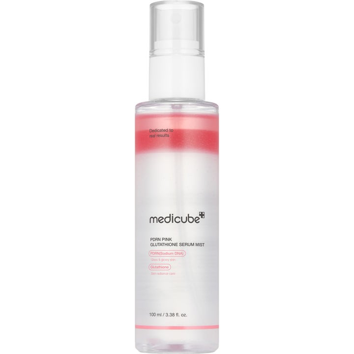 Medicube PDRN Pink Glutathione Serum Mist 100 ml glødgivende spray for glasshud med tofaset rosa væske i klar flaske