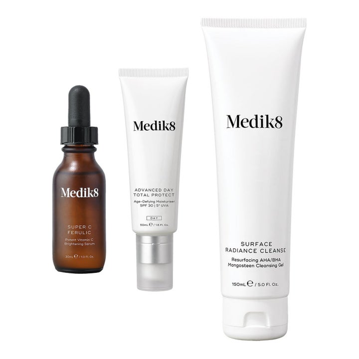 Medik8 hudpleiesett som gir glød med Vitamin C og SPF 30 i hvite tuber og en brun glassflaske med pipette