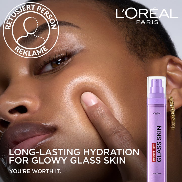 L'Oréal Paris Revitalift Filler Glass Skin 50 ml fuktighetsgivende ansiktskrem på modell med glødende glasshud.