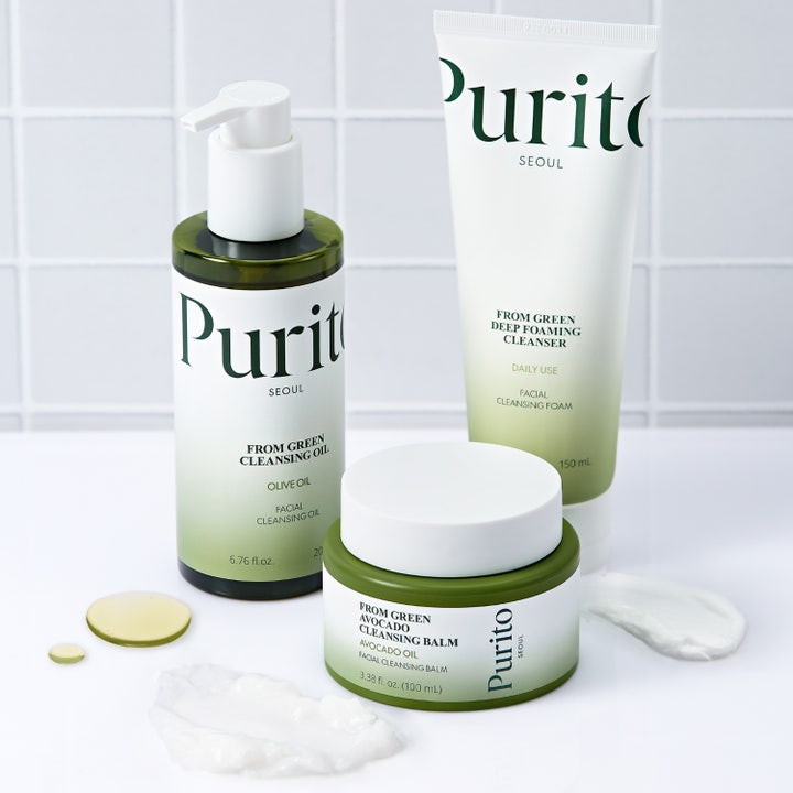 Purito From Green Deep Foaming Cleanser 150 ml rengjøringsskum i hvit tube med kremet konsistens i en åpen hånd