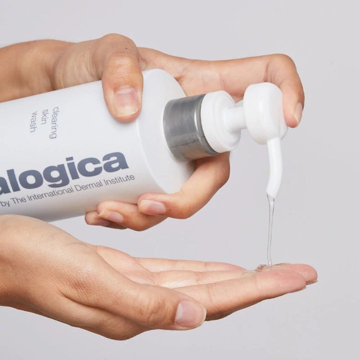 Dermalogica Clearing Skin Wash Duo 500 ml rengjøringsgel med salisylsyre pumper klar tekstur i en håndflate