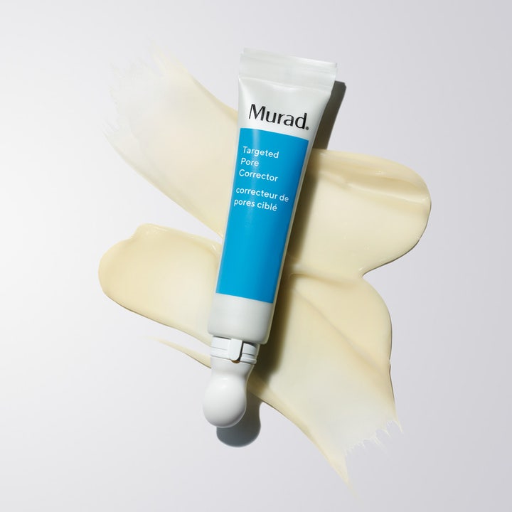 Murad Targeted Pore Corrector 15 ml poreforminskende spot treatment hvit og blå tube på en lysegul kremet tekstur