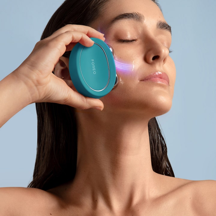 FOREO BEAR 2 Evergreen 1 stk ansiktsløftende mikrostrøm-enhet brukt av kvinne for fastere hud
