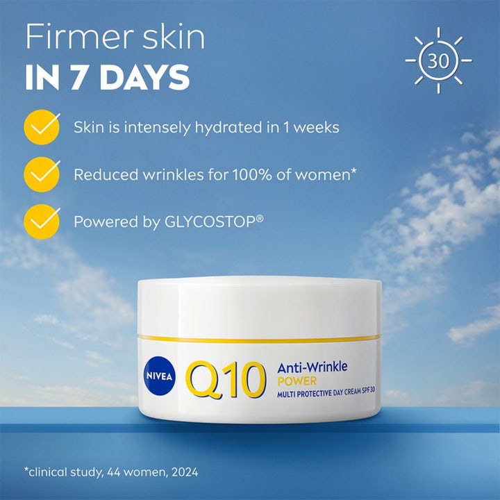 NIVEA Q10 Power Firming Day Cream 50 ml ansiktskrem med SPF 30 som gir fastere hud på 7 dager i hvit krukke mot blå himmel