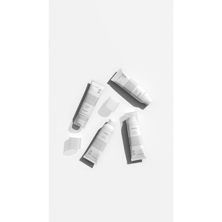Niche Beauty Lab Transparent Lab Lightweight Sunscreen 100 ml solkrem SPF 50+ vist som fire hvite tuber på hvit flate