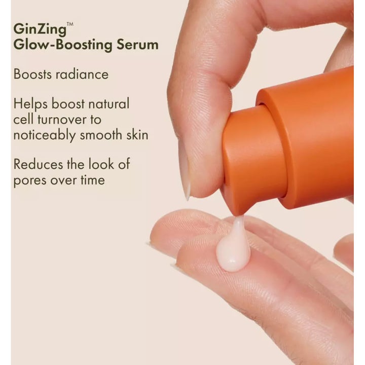 Origins GinZing Glow-Boosting Serum 70 ml ansiktsserum gir glød mens en dråpe pumpes fra en oransje flaske.