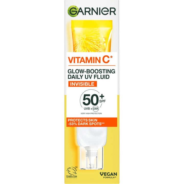 Garnier SkinActive Vitamin C Daily UV Fluid 40 ml glødgivende ansiktskrem med SPF50 i en hvit og gul eske