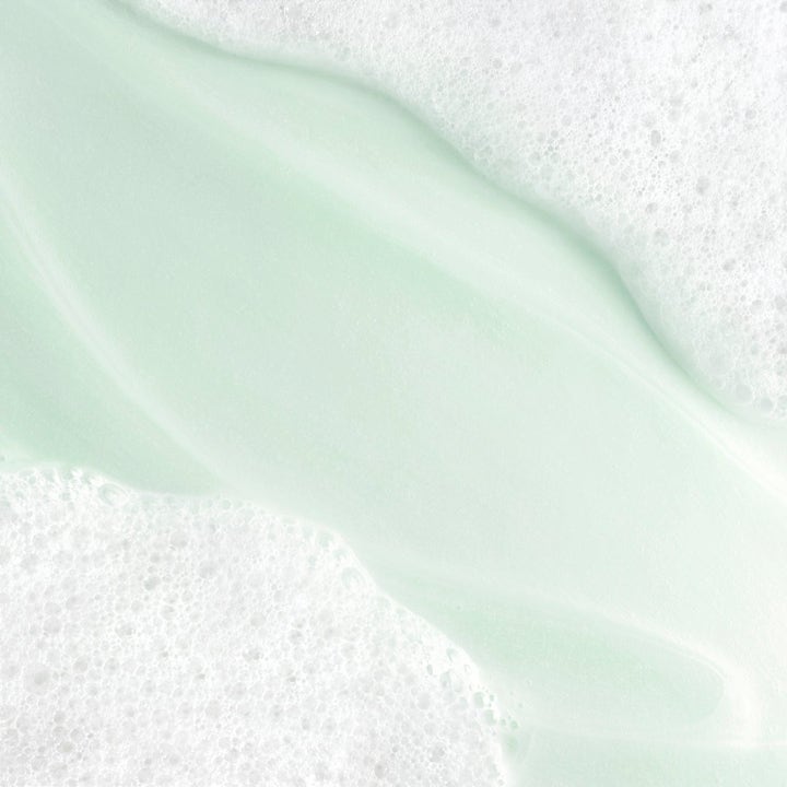 Biotherm Two-Minute Routine hudpleie viser en fuktighetsgivende lysegrønn gel med hvitt luftig skum