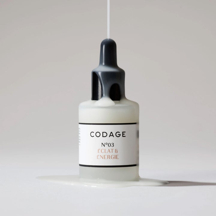 Codage Paris The Serum N°03 30 ml ansiktsserum for energi og glød i glassflaske med hvit flytende tekstur