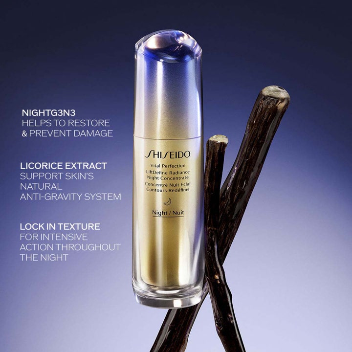 Shiseido Vital Perfection 80 ml oppstrammende nattserum i gullflaske dekorert med mørke lakrisrøtter.