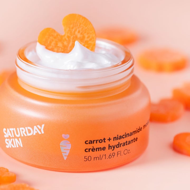 Saturday Skin Carrot + Niacinamide Moisturizing Cream 30 ml ansiktskrem i oransje krukke med hjerteformet gulrot.