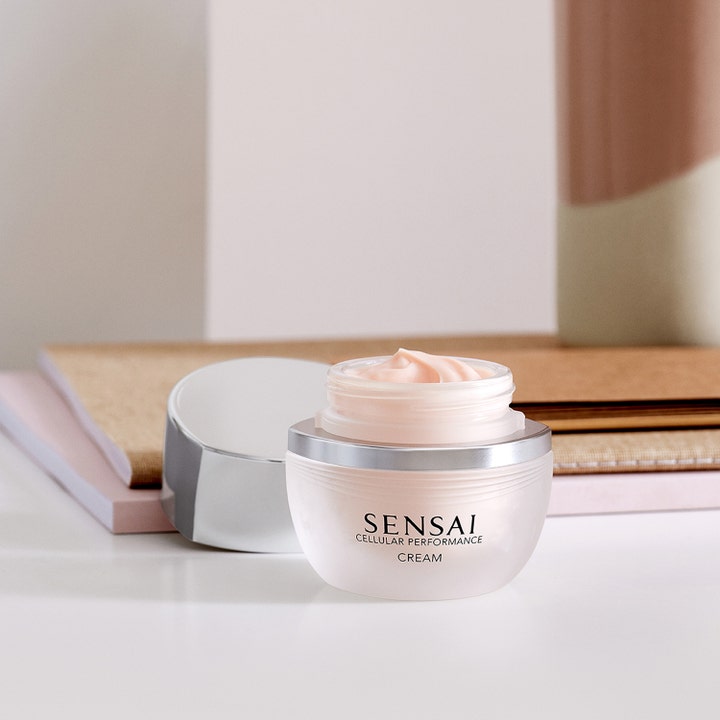 Sensai Cellular Performance Cream 40 ml fuktighetsgivende ansiktskrem i frostet glasskrukke med ferskenfarget tekstur