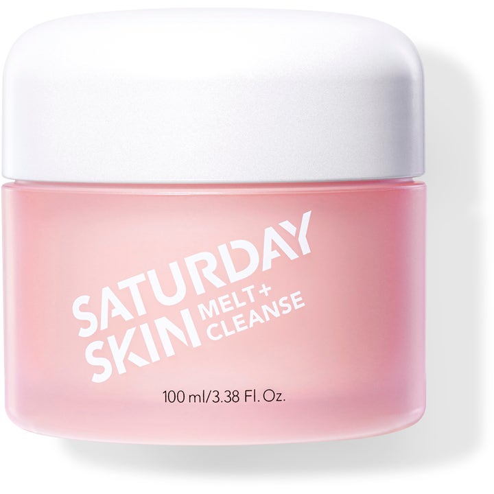 Saturday Skin Melt + Cleanse 100 ml rensende balm som fjerner sminke i en rosa frostet krukke med hvitt lokk