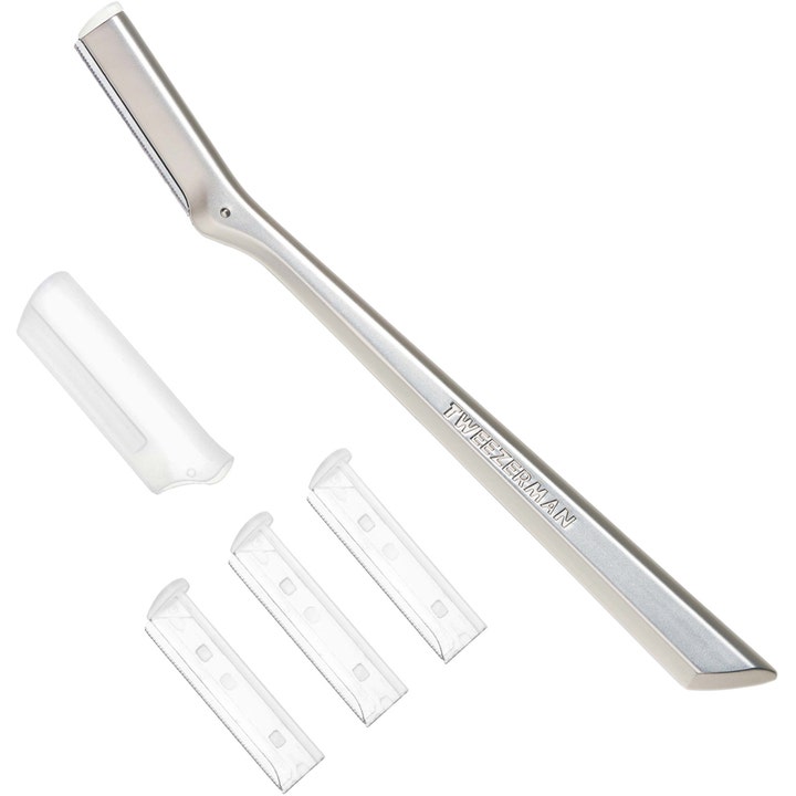 Tweezerman Dermaplaning Tool med 3 refillblader gir glatt hud og fjerner ansiktshår med et sølvfarget metallverktøy.