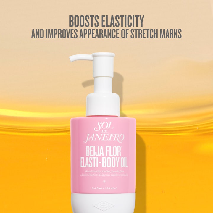 Sol de Janeiro Beija Flor Elasti-Body Oil 100 ml oppstrammende kroppsolje i rosa pumpeflaske på gul bakgrunn