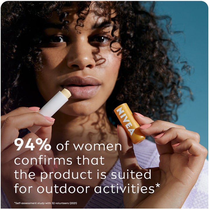 NIVEA Sun Protect Sunstick 4 g solstift påføres av kvinne og er ifølge 94 % ideell for utendørsaktiviteter.