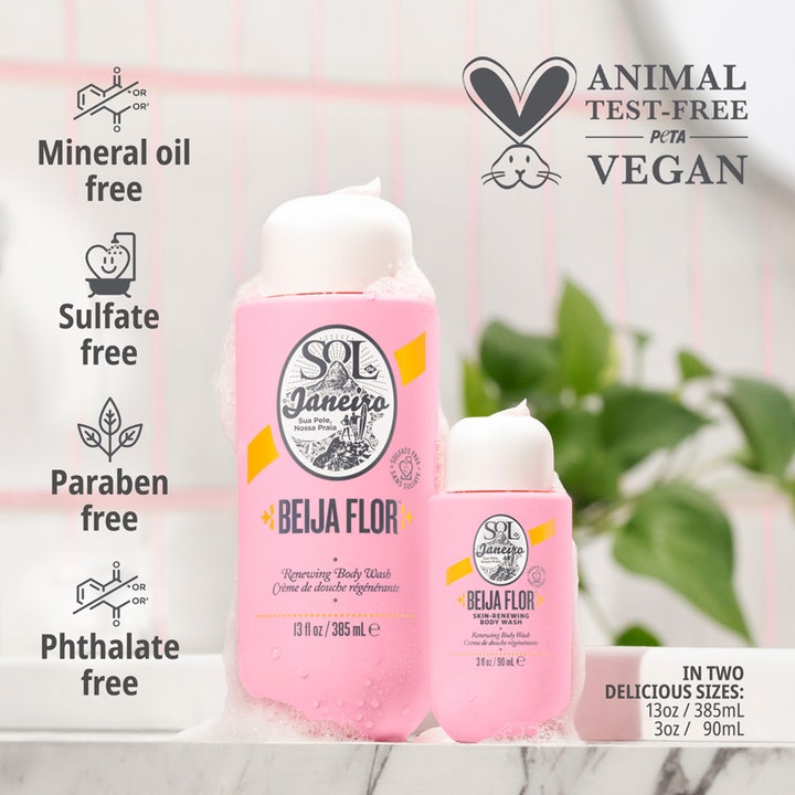 Sol de Janeiro Beija Flor Skin-Renewing Body Wash 385 ml og 90 ml vegansk dusjsåpe i rosa flasker omgitt av hvitt skum