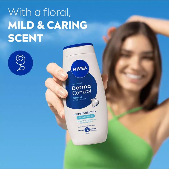 NIVEA Derma Control Defend Shower 250 ml pleiende dusjsåpe holdes av en kvinne i en solfylt setting