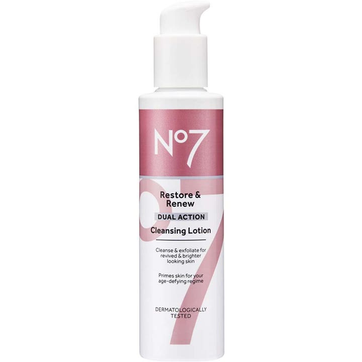 No7 Restore & Renew Dual Action Cleansing Lotion eksfolierende ansiktsrens i hvit pumpeflaske med rosa etikett