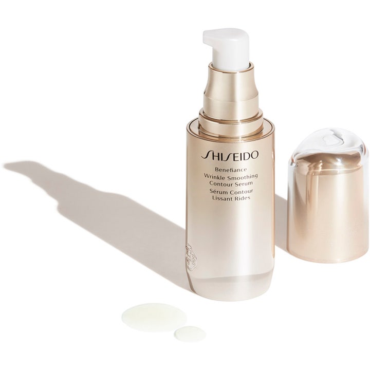 Shiseido Benefiance Wrinkle Smoothing Serum 30 ml rynkeutjevnende serum i gyllen pumpeflaske med en dråpe lett tekstur
