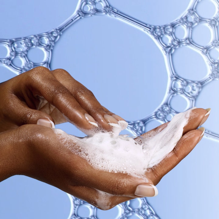 MAC Cosmetics Hyper Real Fresh Canvas Cream-To-Foam Cleanser 30 ml rengjøringsskum som skummer hvitt mellom hendene.