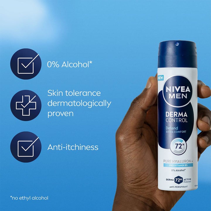 NIVEA MEN Derma Control Defend 150 ml antiperspirant spray som motvirker kløe, holdt i en hånd mot blå bakgrunn.