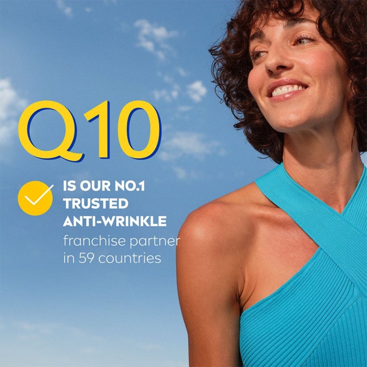 NIVEA Q10 Power Firming Day Cream SPF30 50 ml anti-rynke dagkrem viser en smilende kvinne mot blå himmel.