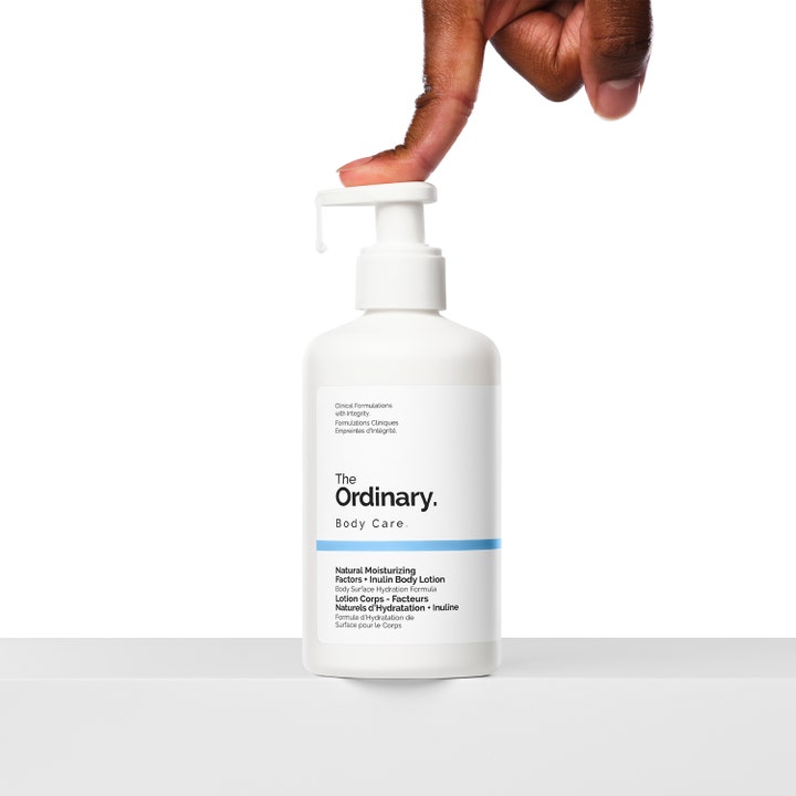 The Ordinary NMF + Inulin Body Lotion 240 ml fuktighetsgivende bodylotion i hvit pumpeflaske som trykkes ned.