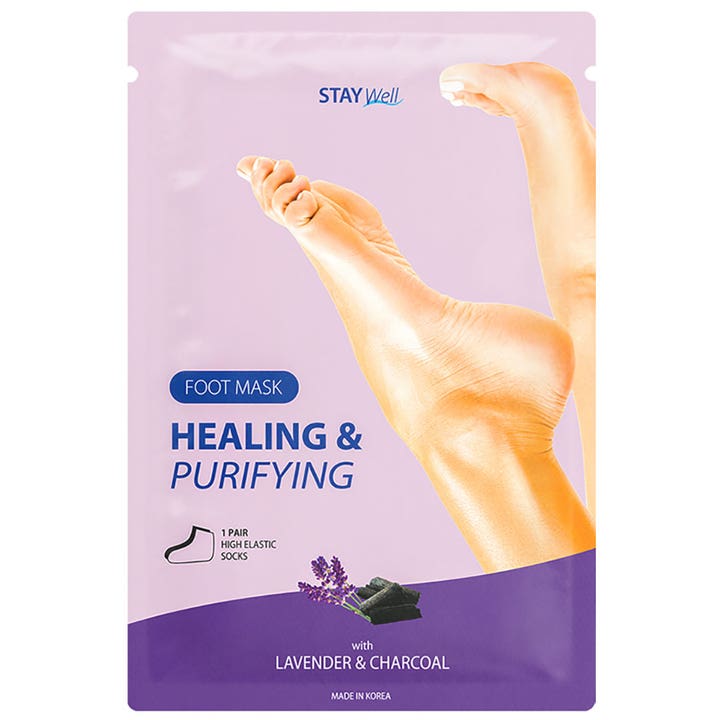 STAY Well Healing & Purifying Foot Mask 1 par rensende fotmaske i lilla sachet med lavendel og kull