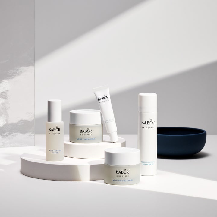 Babor Moist + Lipid Cream 50 ml fuktighetsgivende ansiktskrem vist med andre hudpleieprodukter på hvite podier