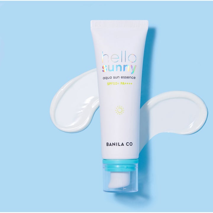 Banila Co Hello Sunny Aqua Sun Essence 50 ml solkrem som gir SPF 50+ i hvit tube med holografisk tekst og hvit tekstur