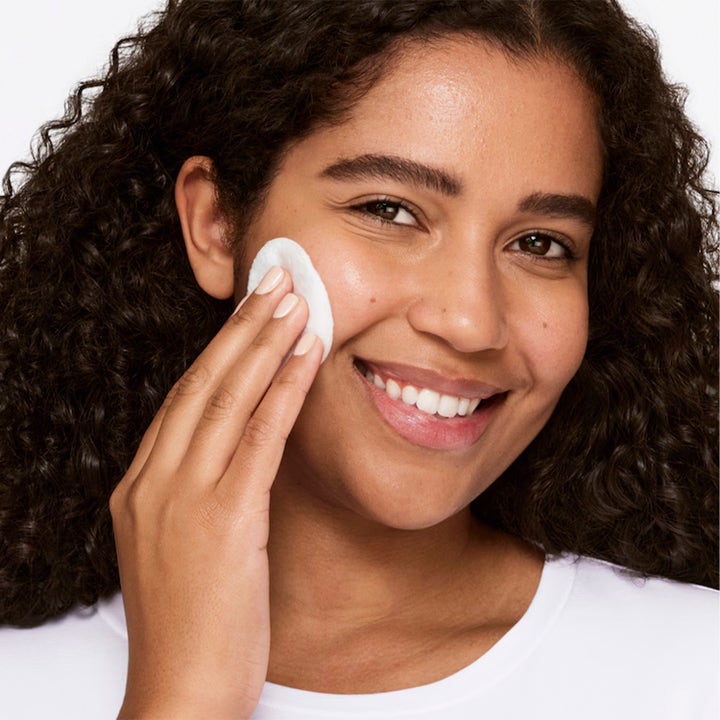 Clinique Clarifying Lotion 3 487 ml eksfolierende ansiktsvatten påføres med bomullspad for en renere hud