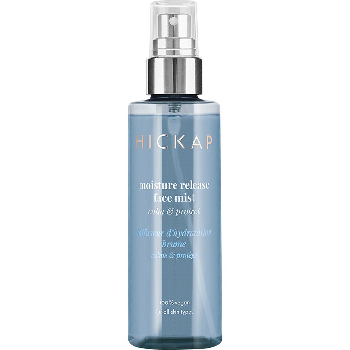 Hickap Moisture Release Face Mist fuktighetsgivende ansiktsspray i en blåtonet gjennomsiktig flaske med sølvfarget pumpe