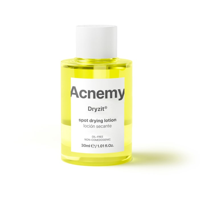 Acnemy Dryzit Spot Drying Lotion 30 ml behandling som tørker ut kviser i en klar flaske med gul væske og hvit kork.