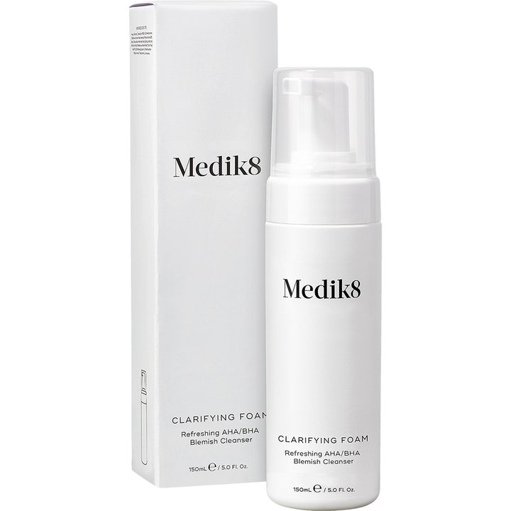 Medik8 Clarifying Foam 150 ml renseskum mot urenheter med AHA og BHA i hvit pumpeflaske og eske
