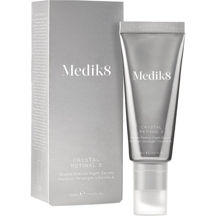 Medik8 Crystal Retinal 3 30 ml nattserum med vitamin A i sølvfarget tube og eske som fornyer huden.