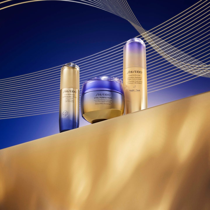 Shiseido Vital Perfection Advanced Overnight Treatment 50 ml oppstrammende nattkrem i gull- og blålilla krukke.