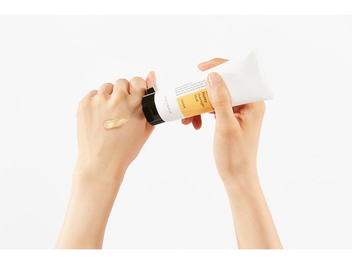 COSRX Ultimate Moisturizing Honey Overnight Mask 60 ml nattmaske i hvit tube som gir fuktighet med lett gel-tekstur.