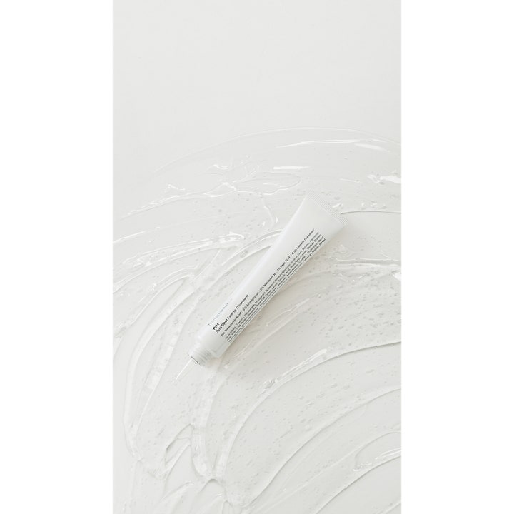 Niche Beauty Lab Transparent Lab P.I.H Sun Spot Fading Treatment 30 ml spot treatment hvit tube på klar geltekstur