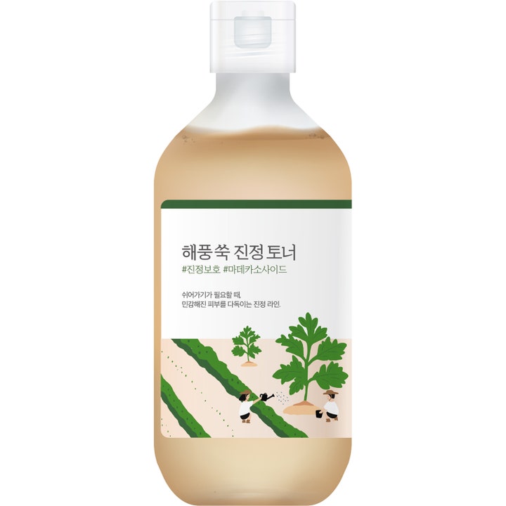 Round Lab Mugwort Calming Toner beroligende ansiktstoner i klar flaske med ravfarget innhold og grønn illustrasjon