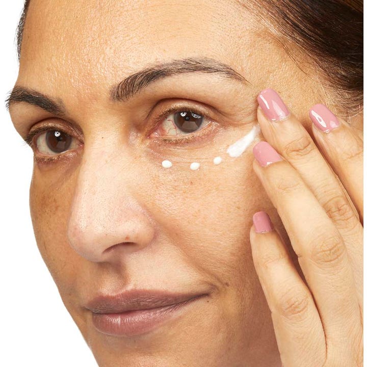 No7 Restore & Renew Eye Cream 15 ml påføres under øyet for å gi fuktighet og redusere rynker