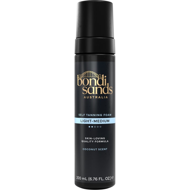 Bondi Sands Self Tanning Foam Light-Medium 200 ml selvbruning gir glød i en sort pumpeflaske med lyseblå detaljer