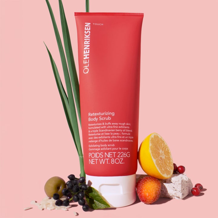 Ole Henriksen Touch Retexturizing Body Scrub 240 g eksfolierende kroppskrem i rød tube med sitron og bær