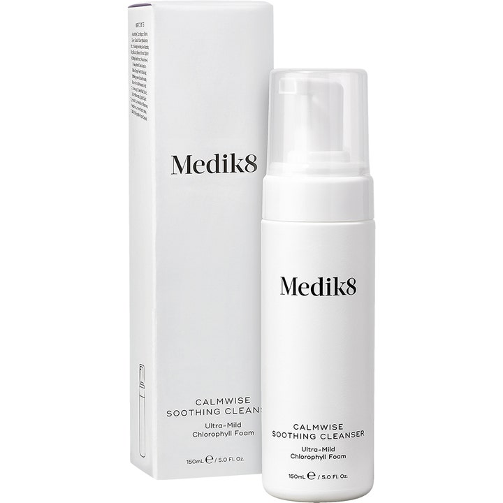 Medik8 Calmwise Soothing Cleanser 150 ml beroligende rengjøringsskum i hvit pumpeflaske og eske med klorofyll