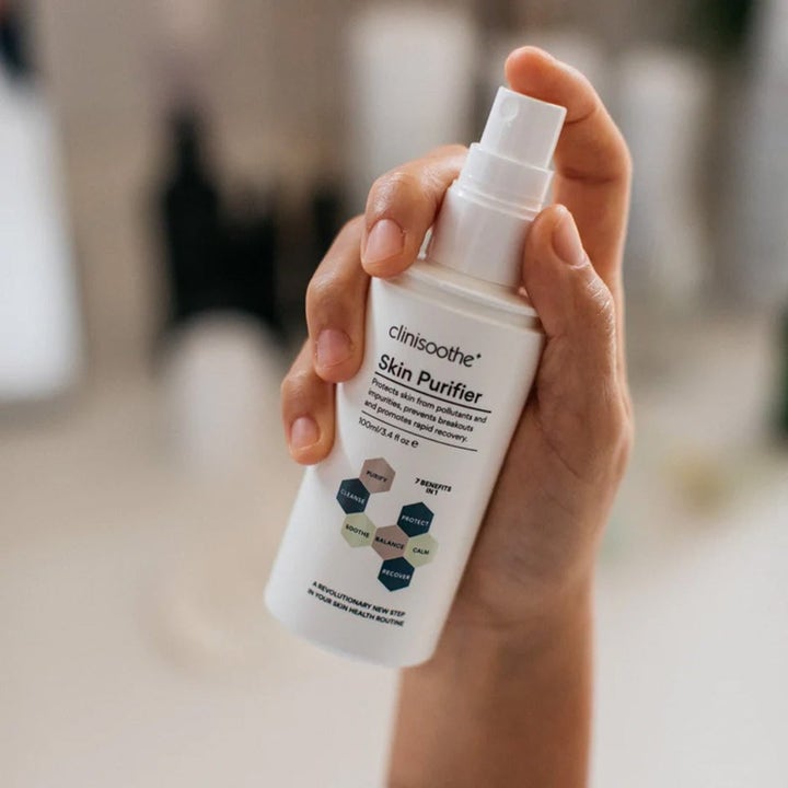 Clinisoothe Skin Purifier 100 ml toner som gir renere hud i en hvit sprayflaske som holdes i hånden