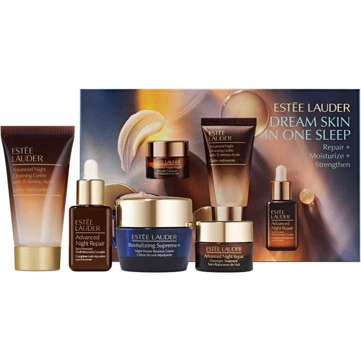Estée Lauder Dream Skin In One Sleep gavesett med fem pleiende nattprodukter i brune og blå beholdere med gulldetaljer.