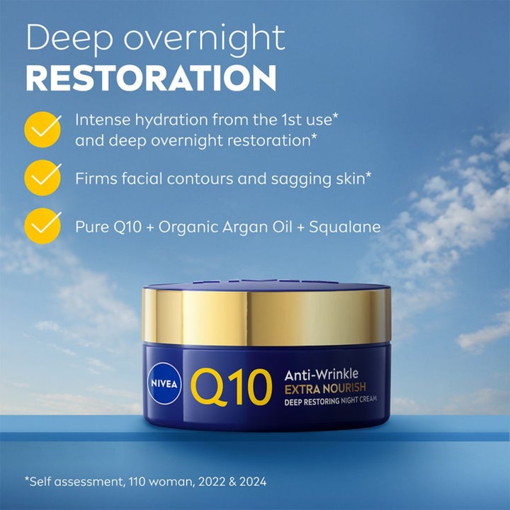 NIVEA Q10 Extra Nourish Night Cream 50 ml nattkrem som gir fasthet i blå krukke med gulllokk mot blå himmel.