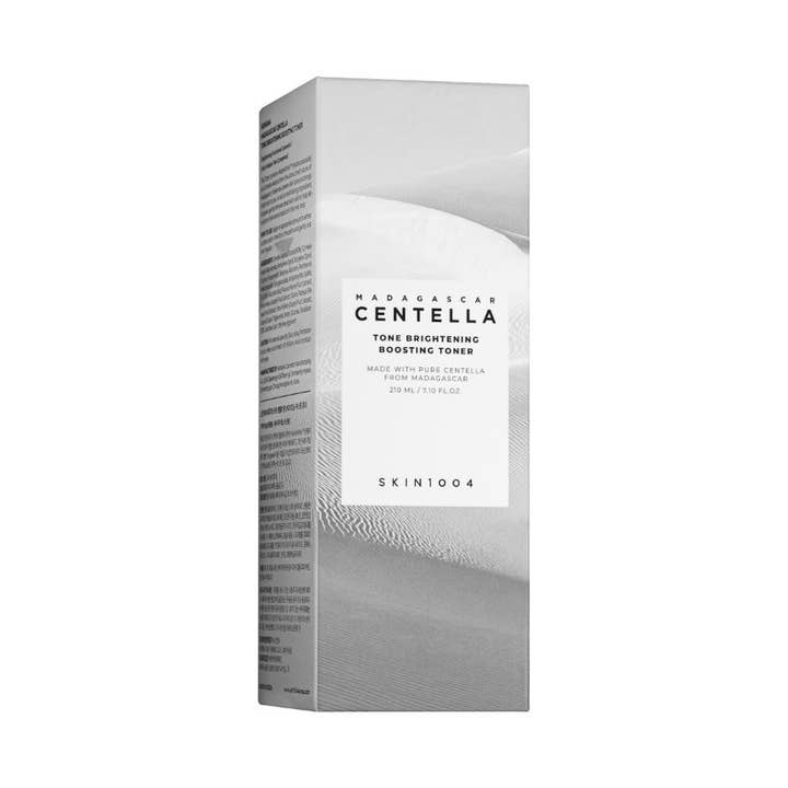 SKIN1004 Madagascar Centella Tone Brightening Boosting Toner 210 ml gir glød i hvit og grå eske med landskapsmotiv