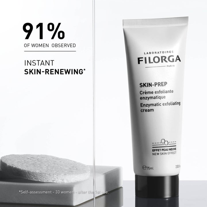 Filorga Skin-Prep Enzymatic Exfoliating Cream 75 ml peeling gir fornyet hud i hvit tube ved en hvit ansiktssvamp